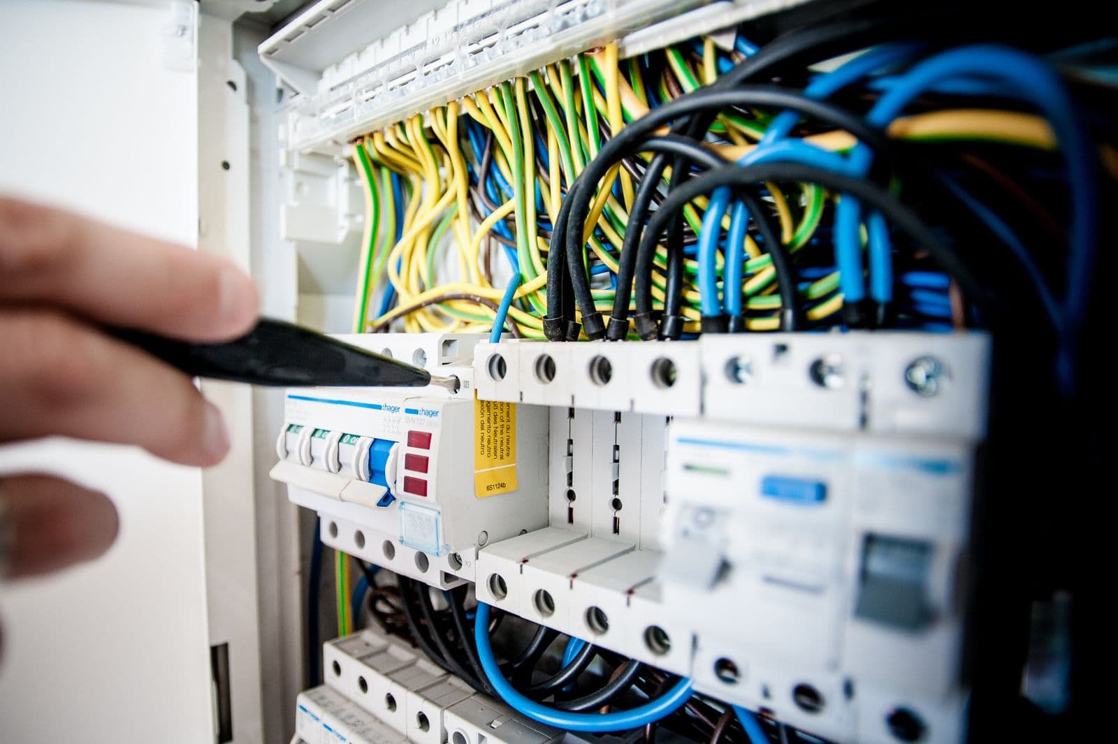 Elettricista che interviene su un quadro elettrico in emergenza