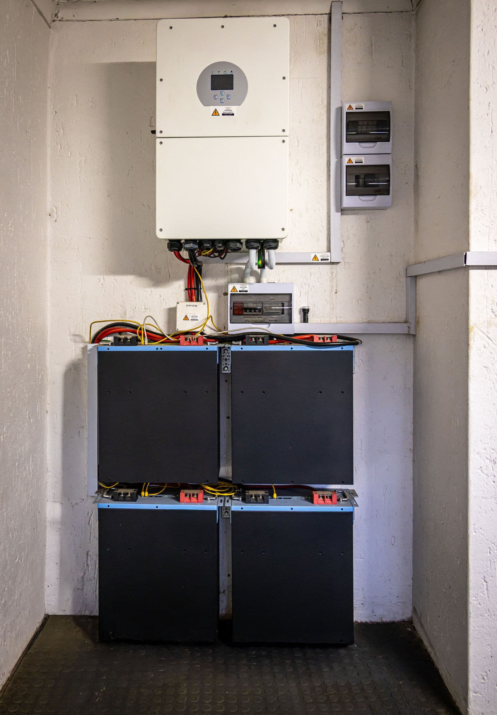 Impianto fotovoltaico con batteria di accumulo su tetto di abitazione