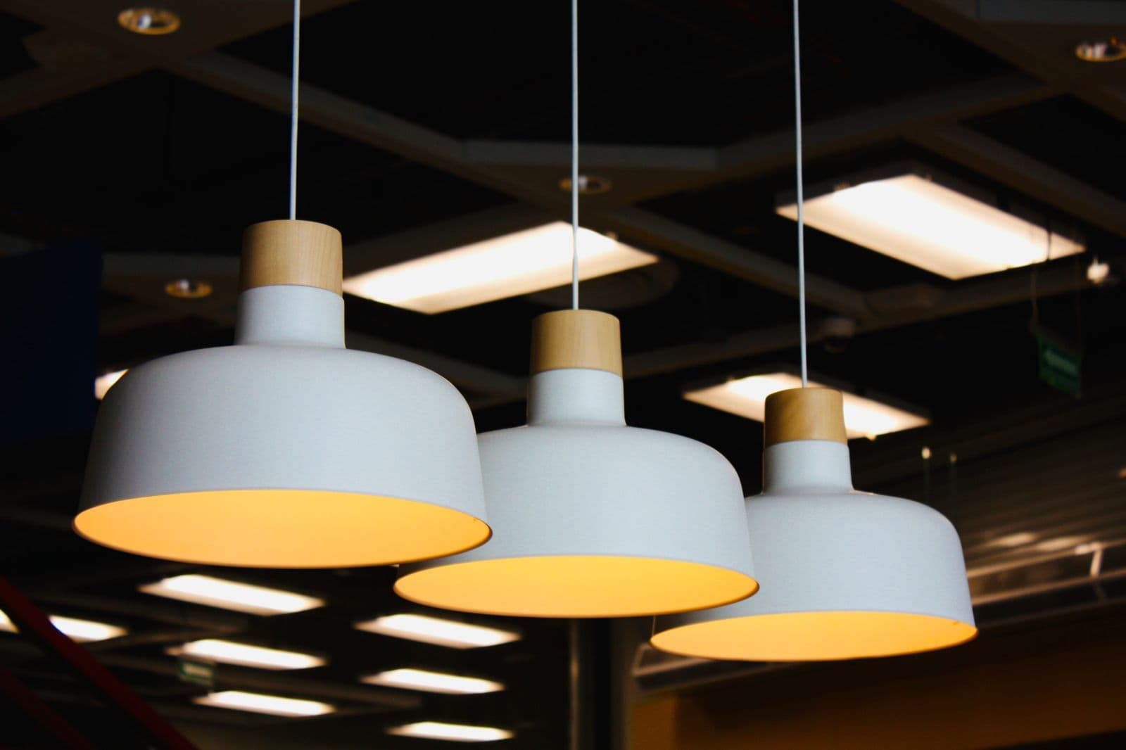 Soggiorno moderno illuminato con luci LED calde